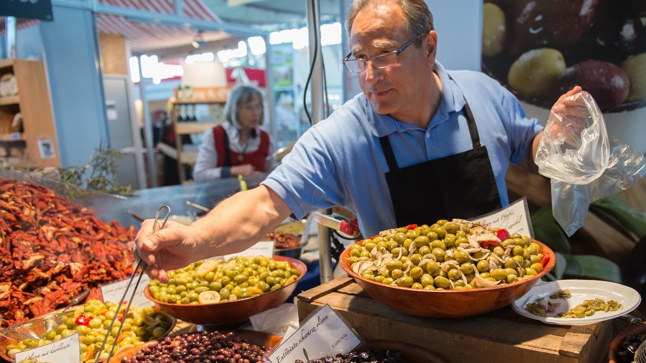 Nicolas Magurno verkauft auf der Stuttgarter Slow-Food-Messe, dem "Markt des guten Geschmacks", Oliven.