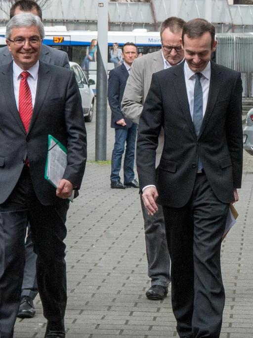 Die Spitzen von SPD, FDP und Grünen in Rheinland-Pfalz auf dem Weg zur gemeinsamen Pressekonferenz in Mainz.