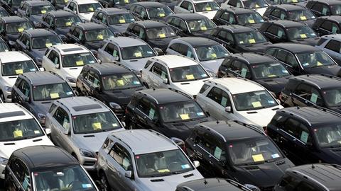 Hunderte geparkte Autos stehen auf einem Autoterminal in Bremerhaven