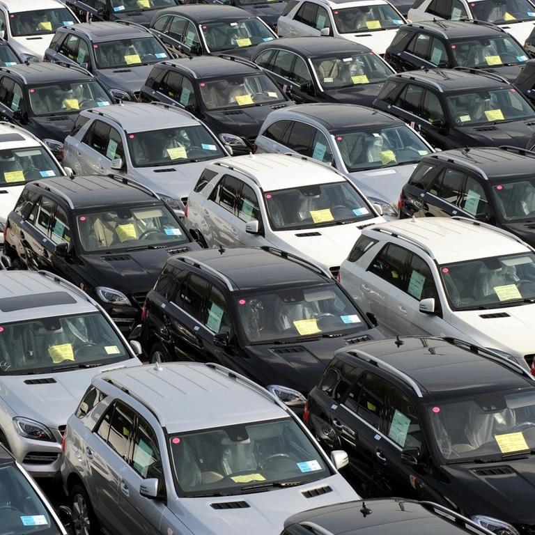 Hunderte geparkte Autos stehen auf einem Autoterminal in Bremerhaven