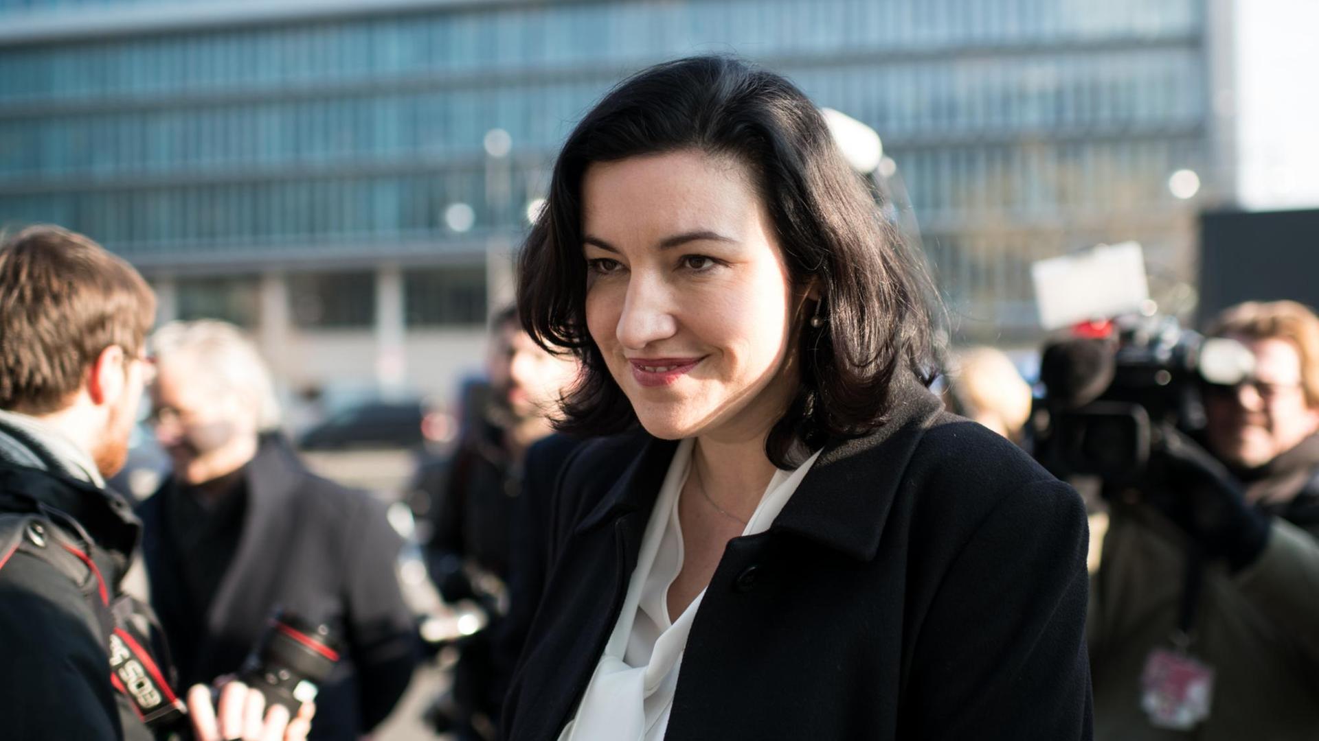 Dorothee Bär lächelt, sie ist umgeben von Fotografen und Reportern vor dem Konrad-Adenauer-Haus in Berlin.