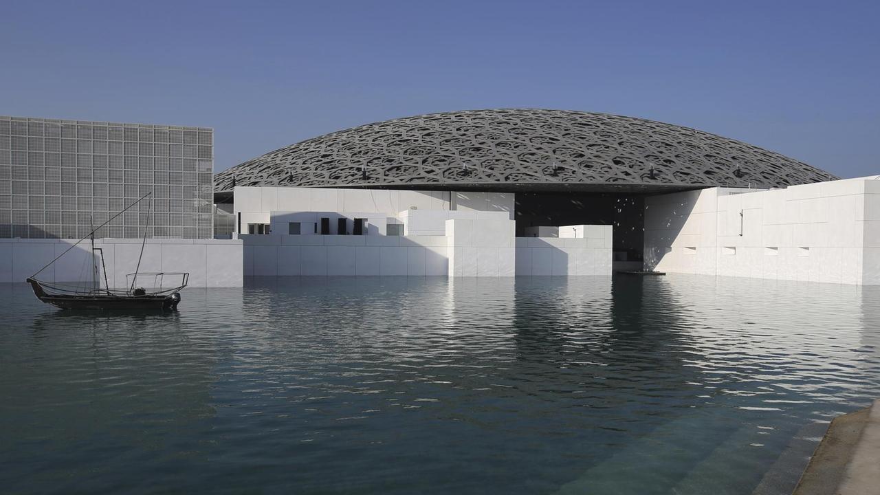 Der neue Louvre Abu Dhabi.

