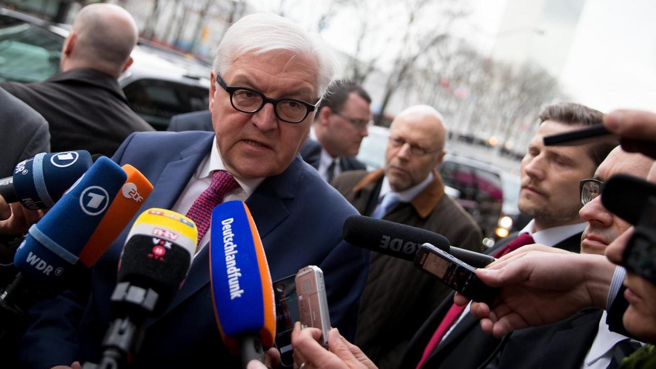 Außenminister Frank-Walter Steinmeier (SPD) spricht am 29.02.2016 in New York vor dem UN-Gebäude mit Journalisten.