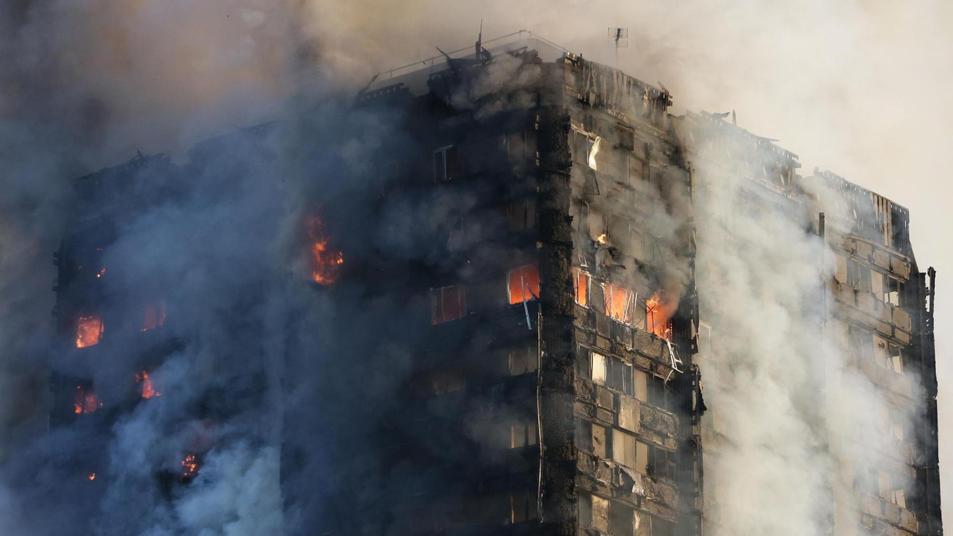 Rauch steigt aus dem brennenden Grenfell-Tauer in London auf