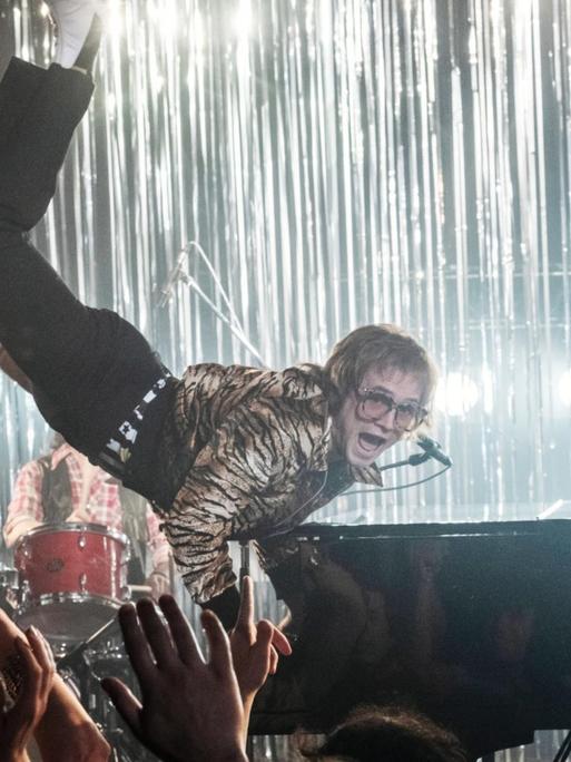 Filstill aus "ROCKETMAN", Taron Egerton as Elton John, 2019