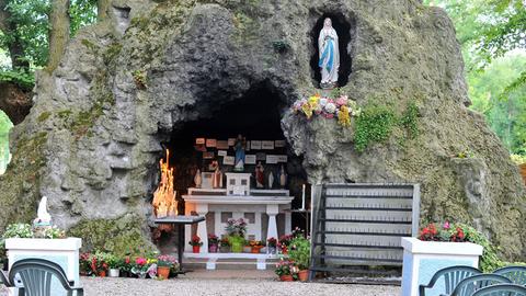 Die heilige Grotte in Lourdes