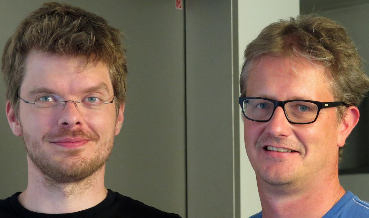 Gijs Leenaars, der neue Leiter des Rundfunkchores Berlin (l.), und Moderator Carsten Beyer (r.)