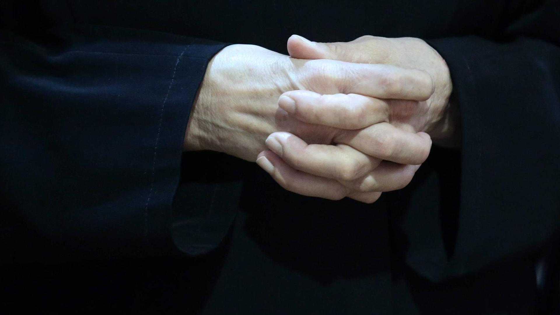 Die zum Gebet gefalteten Hände eines Gottesdienstbesuchers in der Kathedrale von Zagreb