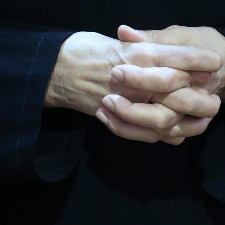 Die zum Gebet gefalteten Hände eines Gottesdienstbesuchers in der Kathedrale von Zagreb
