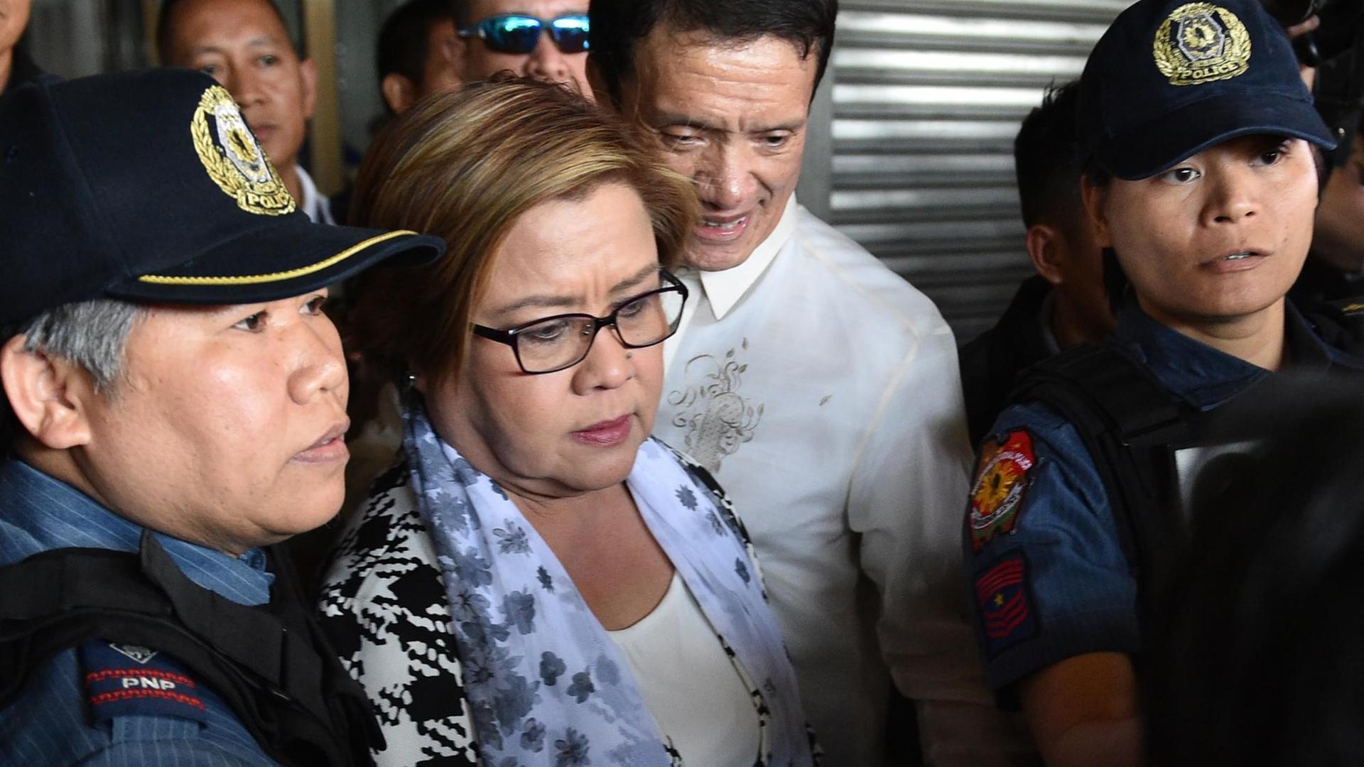 Die Senatorin und ehemalige Justizministerin Leila De Lima bei ihrer Verhaftung.