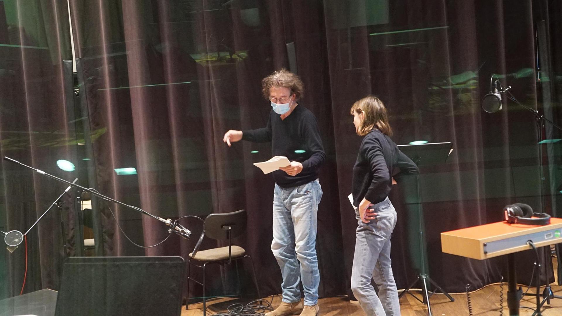 Komponist udn Hörspielregisseur Klaus Buhlert bei der Arbeit im Studio, während der Sprachaufnahmen mit Schauspielerin Elisa Plüss