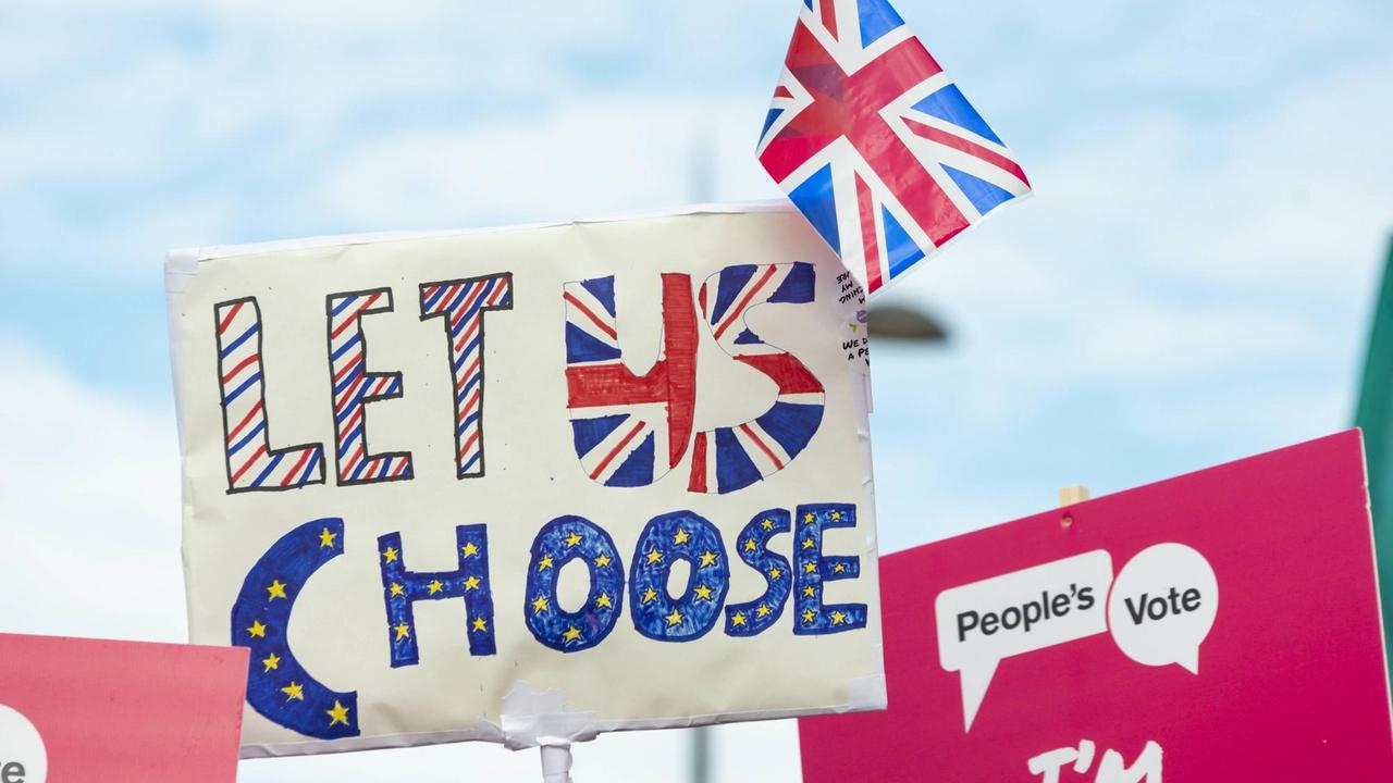 "Let us choose" steht auf einem Plakat bei einer Anti-Brexit-Demonstration in London