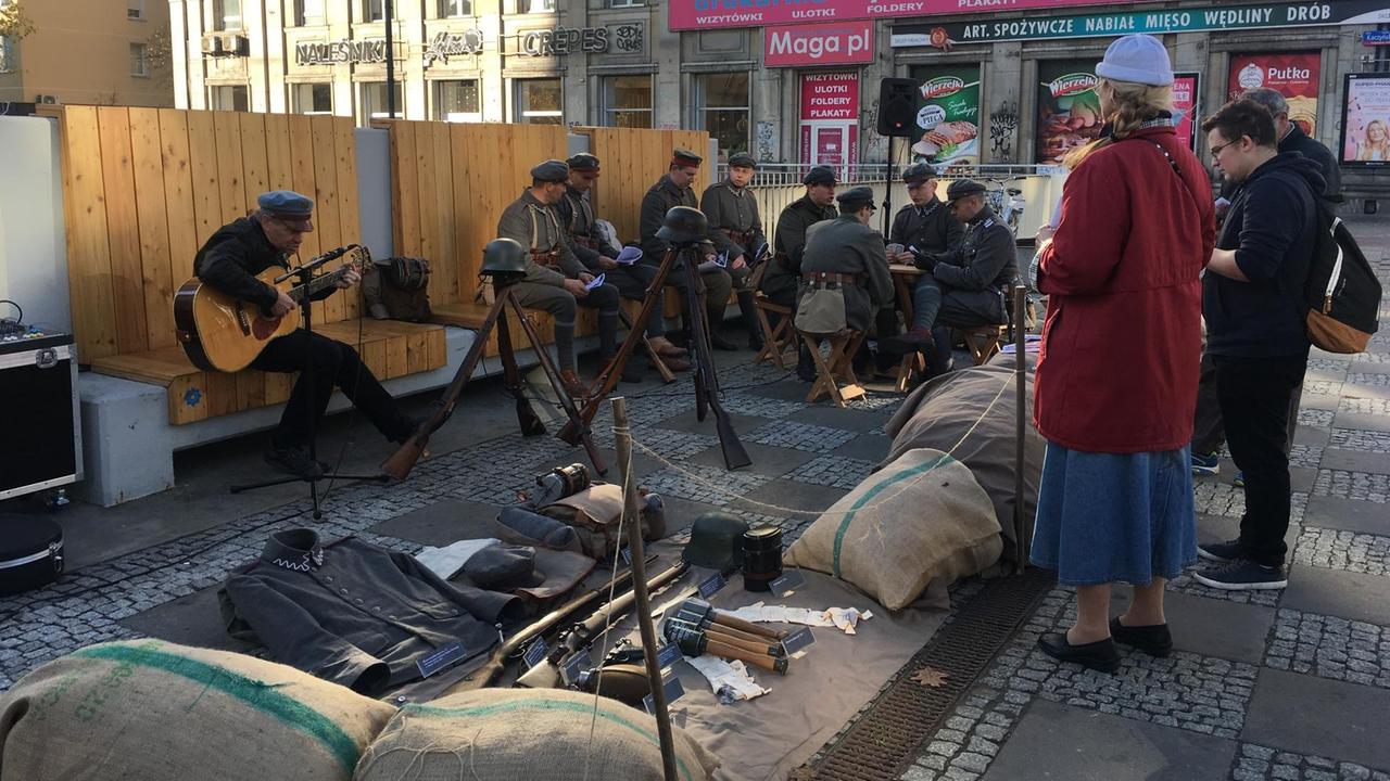 In Soldatenuniform verkleidete Menschen bereiten sich auf ihr Konzert vor