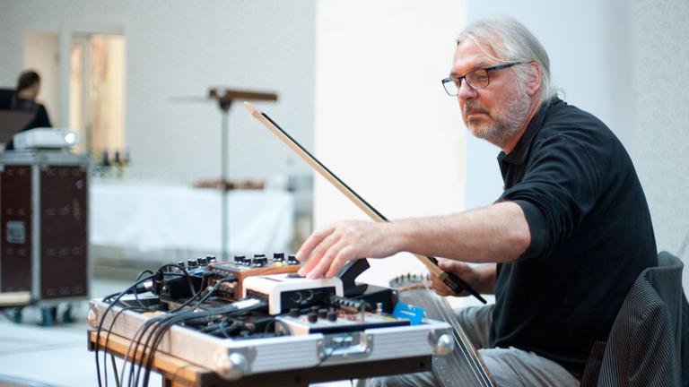 Der Klangkünstler und Komponist Werner Cee in Vorbereitung der Live-Performance seiner KLIMA l ANLAGE