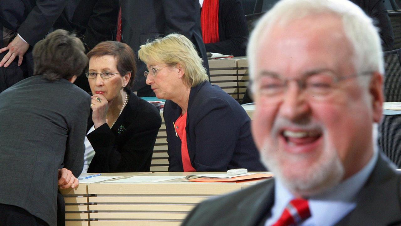 Ministerpräsidentin Heide Simonis (l / SPD) und Peter Harry Carstensen (CDU) während der Wahl des neuen Ministerpräsidenten in Kiel (Archivbild vom 17.03.2005). 