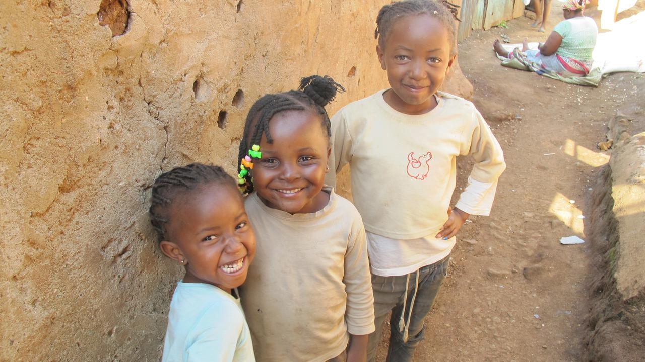 Kinder im größten Slum Afrikas, im kenianischen Kibera.
