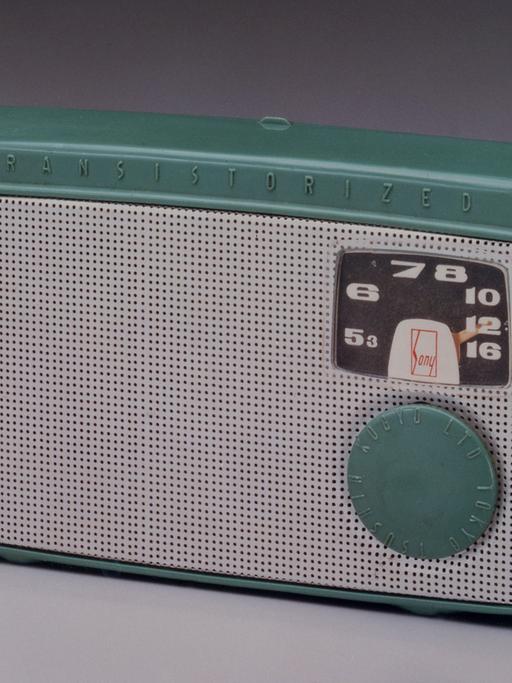 Das im Jahr 1950 entwickelte Transistorradio TR-55. Der japanische Unternehmer Masura Ibuka erkannte rechtzeitig die Bedeutung des Transistors, erwarb Patente und legte mit dem batteriebetriebenen und 560 Gramm leichten Sony TR-55 den Grundstein für die Weltmacht des Unternehmens.