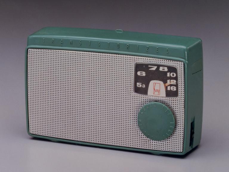 Das im Jahr 1950 entwickelte Transistorradio TR-55. Der japanische Unternehmer Masura Ibuka erkannte rechtzeitig die Bedeutung des Transistors, erwarb Patente und legte mit dem batteriebetriebenen und 560 Gramm leichten Sony TR-55 den Grundstein für die Weltmacht des Unternehmens.