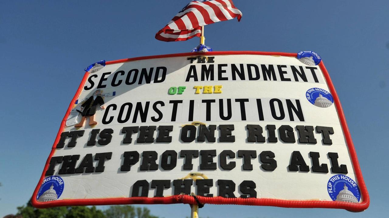 Ein Pro-Waffen-Schild verweist auf den Zweiten Verfassungszusatz.