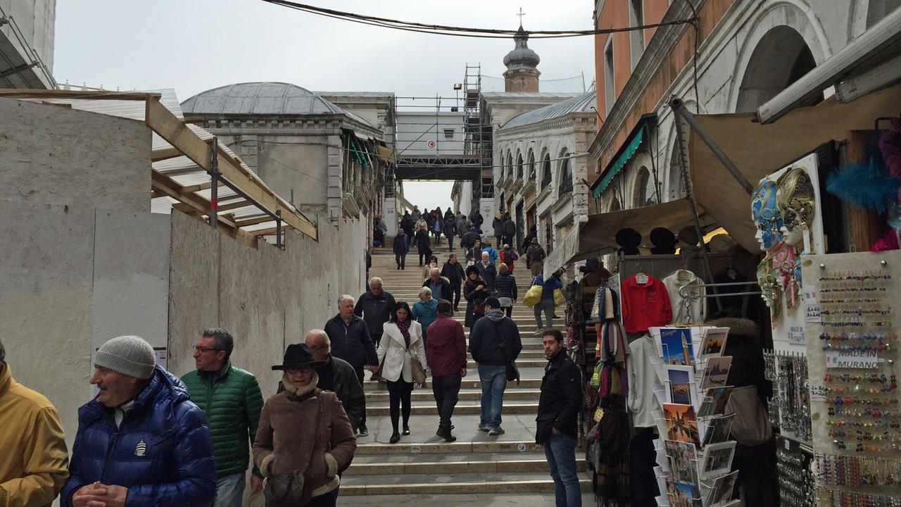 Zehntausende Passanten laufen täglich über die Rialtobrücke in Venedig.