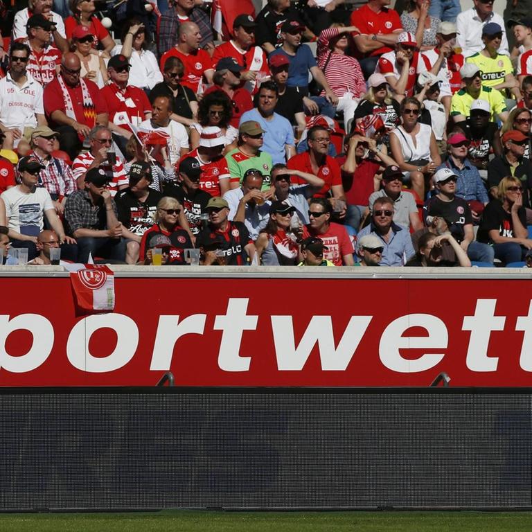 Arena in Düsseldorf bei einem Spiel am 06. 05. 2018: Der Schiedsrichter Assistent vor der Werbebande, die Werbung für Sportwetten zeigt.