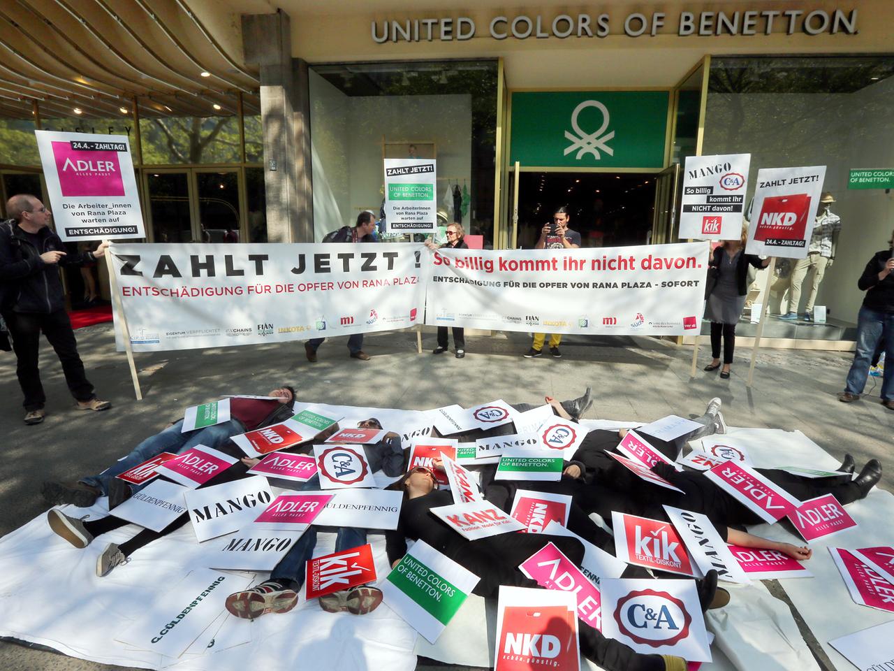 Aktivisten verschiedener Organisationen nehmen in Berlin an einer Aktion zum Jahrestag des Fabrikeinsturzes in Rana Plaza, Bangladesch teil.