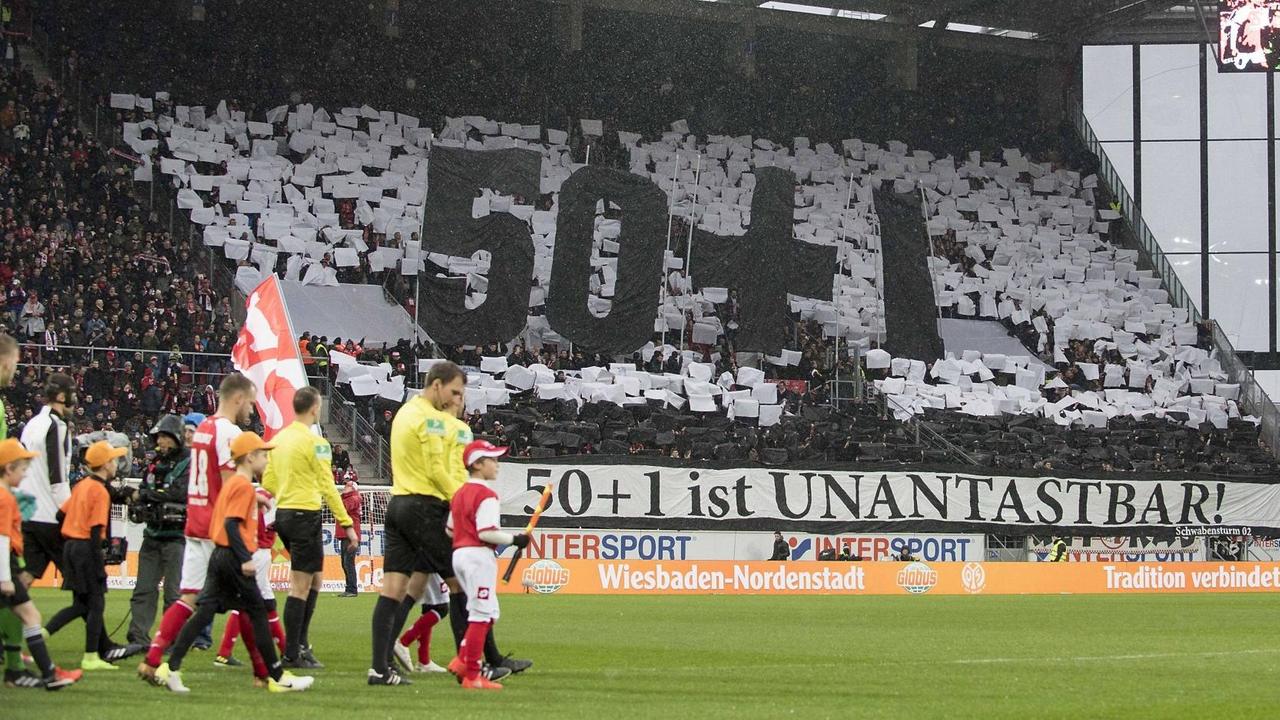 Fanprotest für den Erhalt der 50+1-Regel in der Bundesliga beim Spiel Mainz 05 gegen VfB Stuttgart am 20.01.2018.