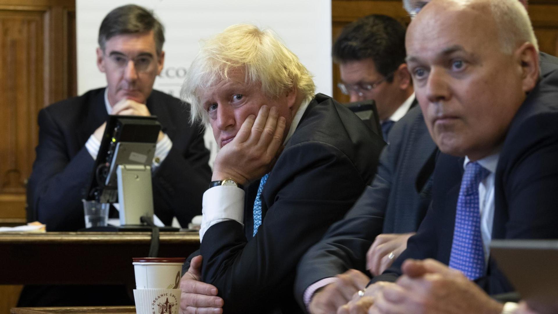 Jacob Rees Mogg (links) Boris Johnson (Mitte) und Iain Duncan Smith (rechts) hören am 11. September 2018 Fragen nach der Vorstellung der Studie 'A World Trade Deal: The Complete Guide'. Jacob Rees-Mogg stellte die Studie einer Gruppe von Wirtschaftswissenschaftlern an diesem Tag vor.