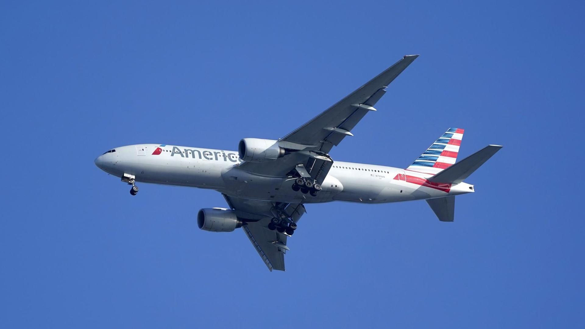 Eine Boeing 777 der American Airlines ist im Landeanflug auf einem Flughafen.
