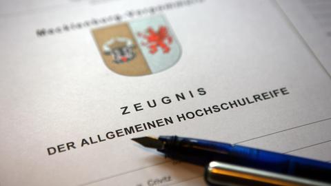 ILLUSTRATION - Ein Füllfederhalter liegt auf einem Abiturzeugnis des Landes Mecklenburg-Vorpommern. Foto: Jens Büttner/dpa | dpa-Zentralbild| Verwendung weltweit