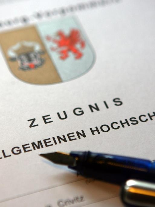 ILLUSTRATION - Ein Füllfederhalter liegt auf einem Abiturzeugnis des Landes Mecklenburg-Vorpommern. Foto: Jens Büttner/dpa | dpa-Zentralbild| Verwendung weltweit