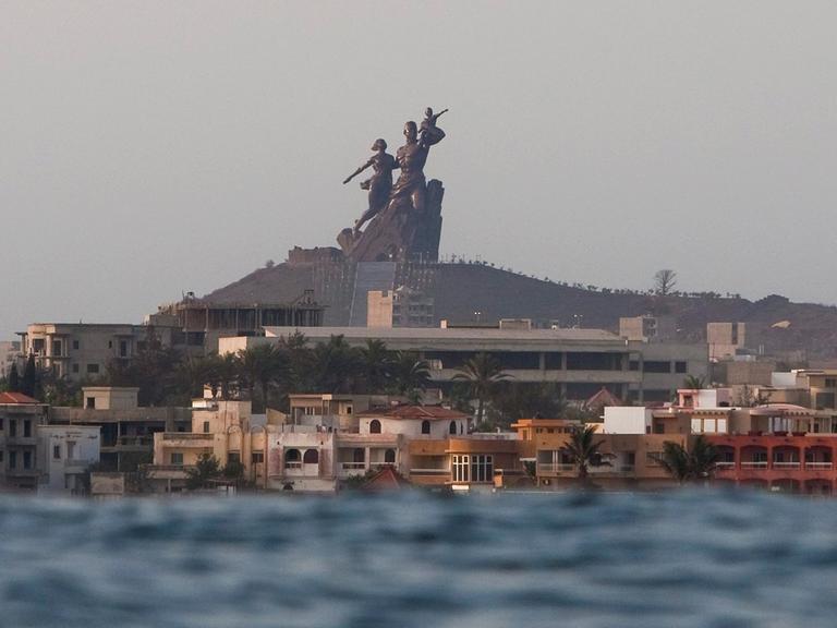 Die Ansicht von Dakar auf das "Monument de la Renaissance Africaine".