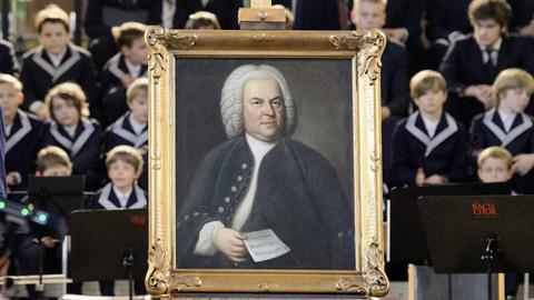 Eines der berühmtesten Porträts des Komponisten Johann Sebastian Bach (1685-1750). Das Haußmann-Porträt gilt als das einzig authentische, nach dem lebenden Objekt gemalte Bildnis Bachs. Das Bild zeigt Bach im Alter von etwa 60 Jahren mit einer eigenen Komposition, dem Canon triplex a 6 Voc: per J. S. Bach in der Hand.