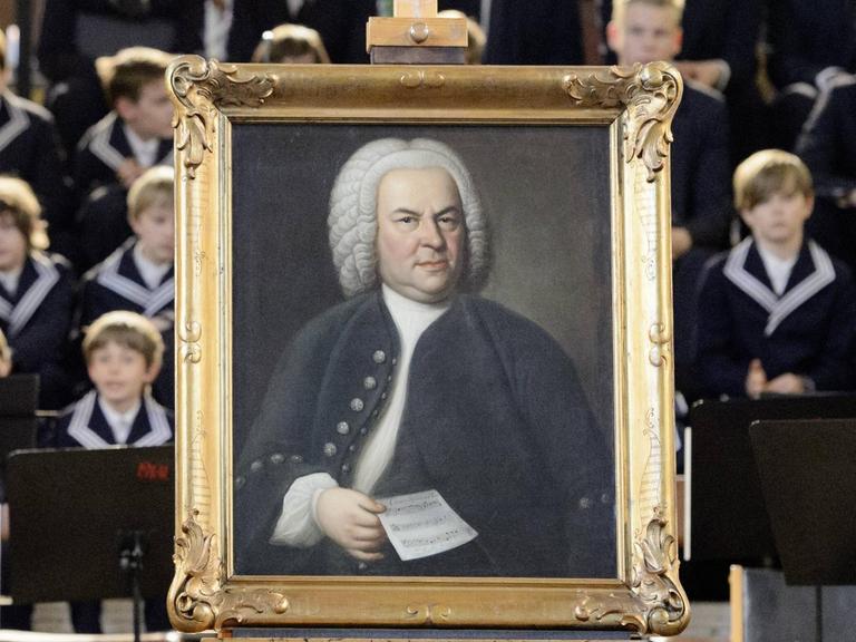 Eines der berühmtesten Porträts des Komponisten Johann Sebastian Bach (1685-1750). Das Haußmann-Porträt gilt als das einzig authentische, nach dem lebenden Objekt gemalte Bildnis Bachs. Das Bild zeigt Bach im Alter von etwa 60 Jahren mit einer eigenen Komposition, dem Canon triplex a 6 Voc: per J. S. Bach in der Hand.