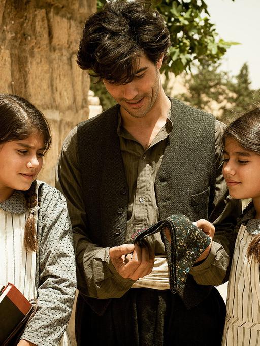 Nazaret (Tahar Rahim) mit seinen Zwillingstöchtern in Fatih Akins "The Cut"