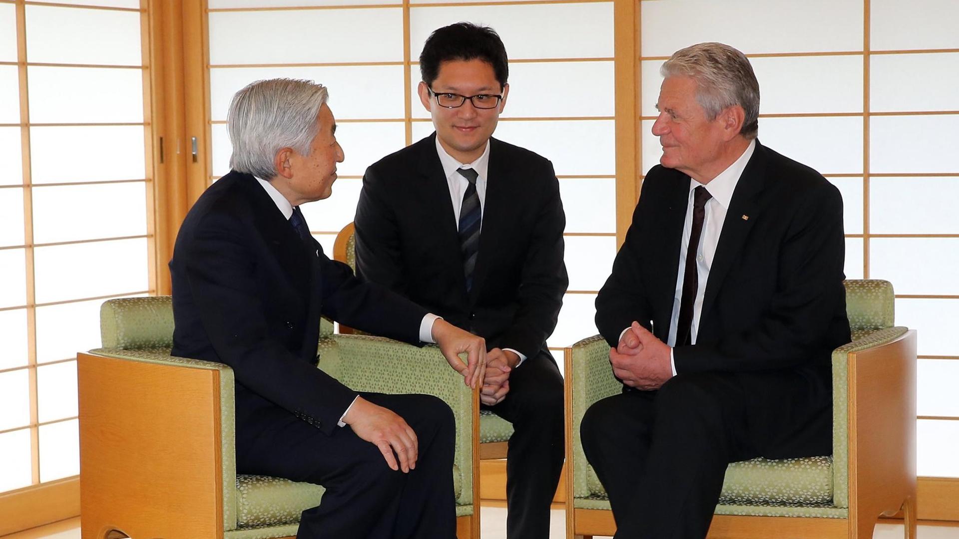Bundespräsident Joachim Gauck (r) wird am 15.11.2016 in Tokio in Japan von Kaiser Akihito zu einem Gespräch empfangen. In der Mitte ein Dolmetscher. Das deutsche Staatsoberhaupt hält sich zu einem fünftägigen Besuch in Japan auf.