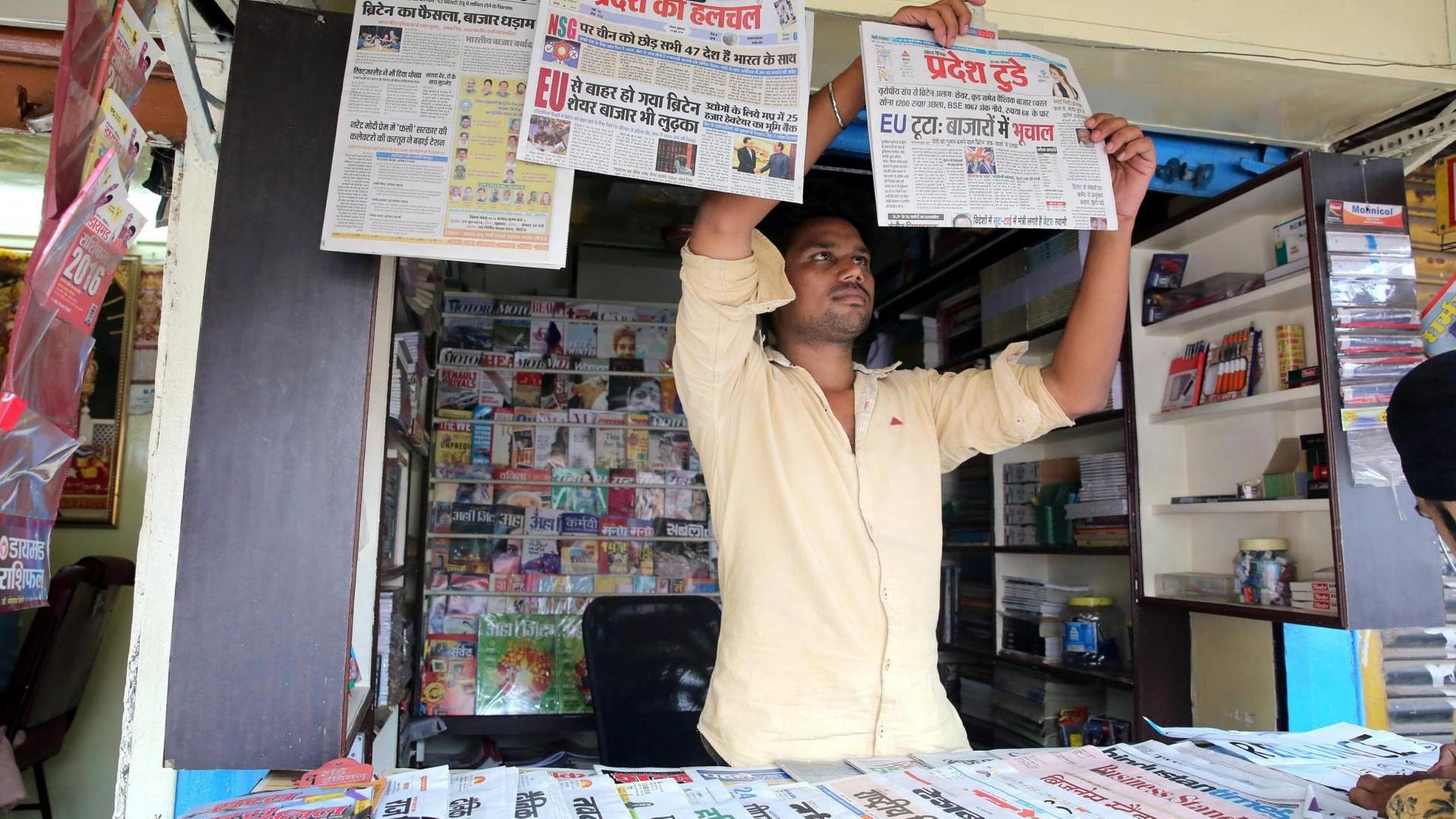 Indian newspaper vendor arrange the evening editions of the Hindi newspapers with the headline about the Brexit in Bhopal, India, 24 June 2016. Brexit effected Indian markets and had lost nearly 1,090 points at one state after Britons in a referendum on 23 June have voted by a narrow margin to leave the European Union (EU). Media reports on early 24 June indicate that 51.9 per cent voted in favour of leaving the EU while 48.1 per cent voted for remaining in. EPA/SANJEEV GUPTA |
