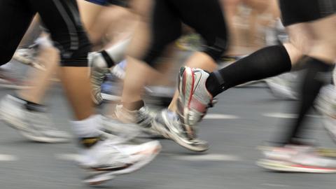 Teilnehmer des 29. Frankfurt Marathon laufen am Sonntag (31.10.2010) durch die Innenstadt von Frankfurt am Main. Insgesamt beteiligten sich nach Veranstalterangaben mehr als 12.000 Läuferinnen und Läuder an dem Sportspektakel, das als ältester deutscher Stadtmarathon gilt.