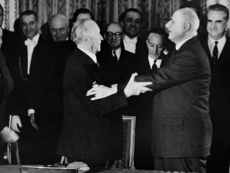 22. Januar 1963: Frankreichs Präsident Charles de Gaulle (r.) und Bundeskanzler Konrad Adenauer nach der Unterzeichnung im Élysée-Palast.