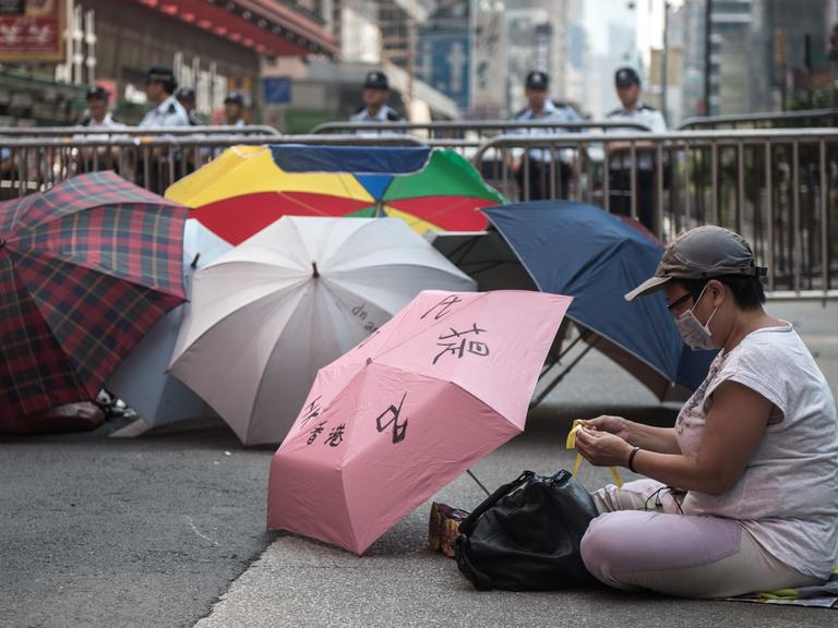 Anhänger der Demokratiebewegung in Hongkong stellen sich der Polizei entgegen.