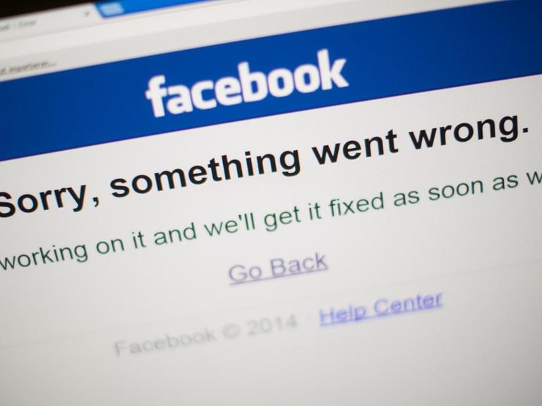 Der Schriftzug "Sorry, something went wrong." ist am 24.09.2015 in Berlin auf einem Computerbildschirm mit der Website von Facebook zu sehen.