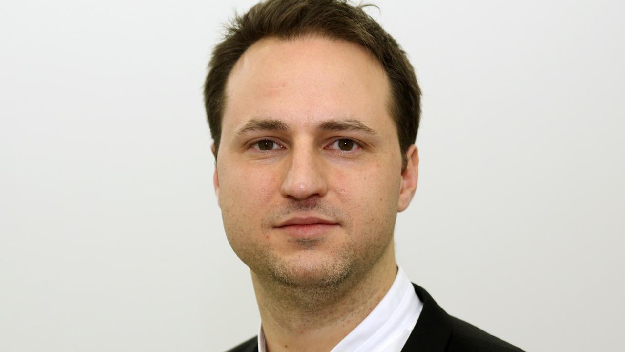 Alain Bieber schaut am 15.01.2015 in Düsseldorf (Nordrhein-Westfalen) vor Beginn einer Pressekonferenz zum Fotografen. Alain Bieber ist als neuer Leiter des NRW-Forums vorgestellt worden. Alain Bieber schaut am 15.01.2015 in Düsseldorf (Nordrhein-Westfalen) vor Beginn einer Pressekonferenz zum Fotografen. Alain Bieber ist als neuer Leiter des NRW-Forums vorgestellt worden.