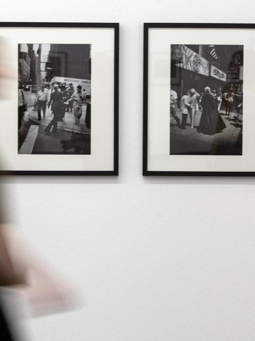 Eine Besucherin der Ausstellung Women on Street