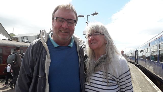Bahn-Helferin Sonia Cameron und Reporter Friedbert Meurer am Bahnhof Mallaig an der Westküste Schottlands
