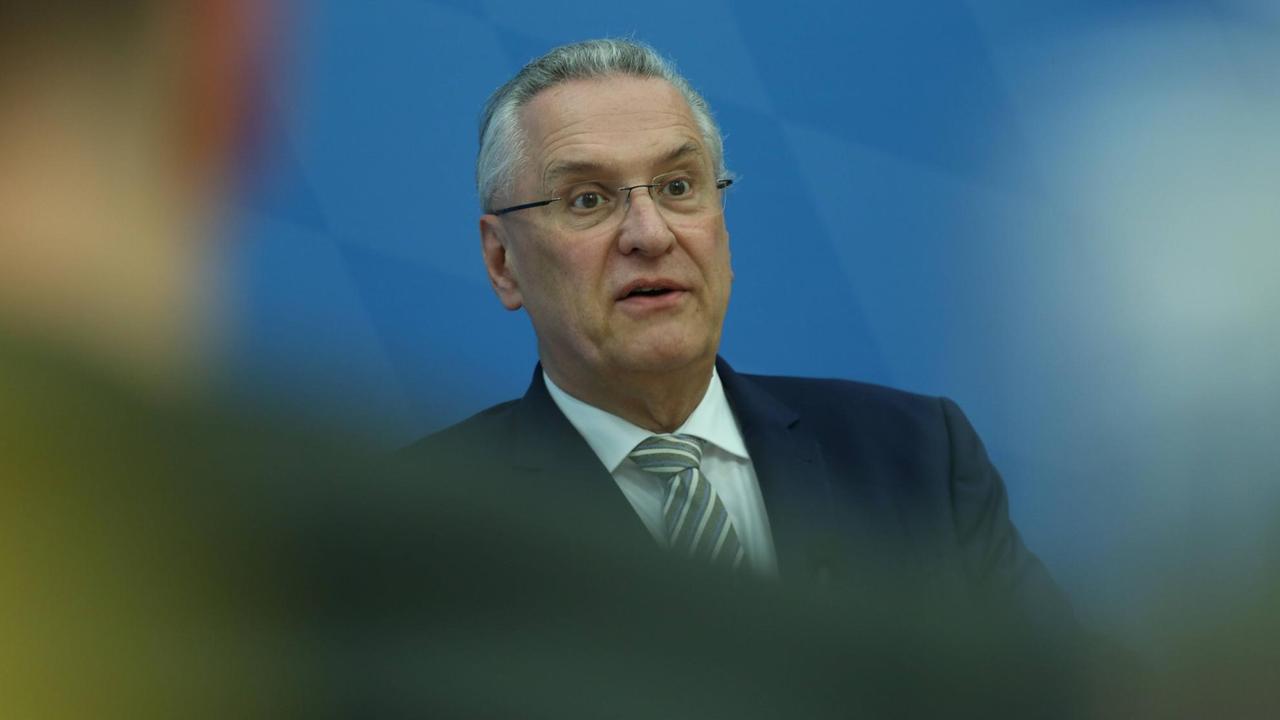 Porträtaufnahme des bayerischen Innenministers Joachim Herrmann vom März 2018.