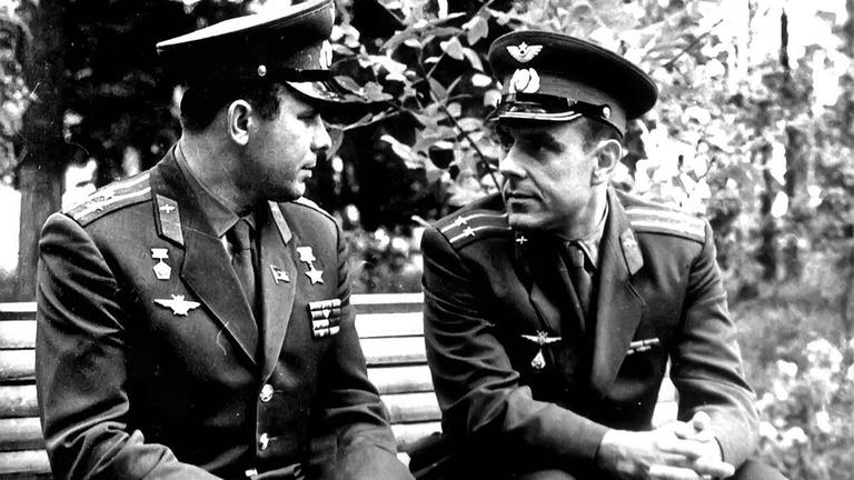 Wladimir Komarow im Gespräch mit Juri Gagarin.