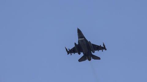 Ein türkisches Kampfflugzeug startet am 28.07.2015 vom Stützpunkt Incirlik.