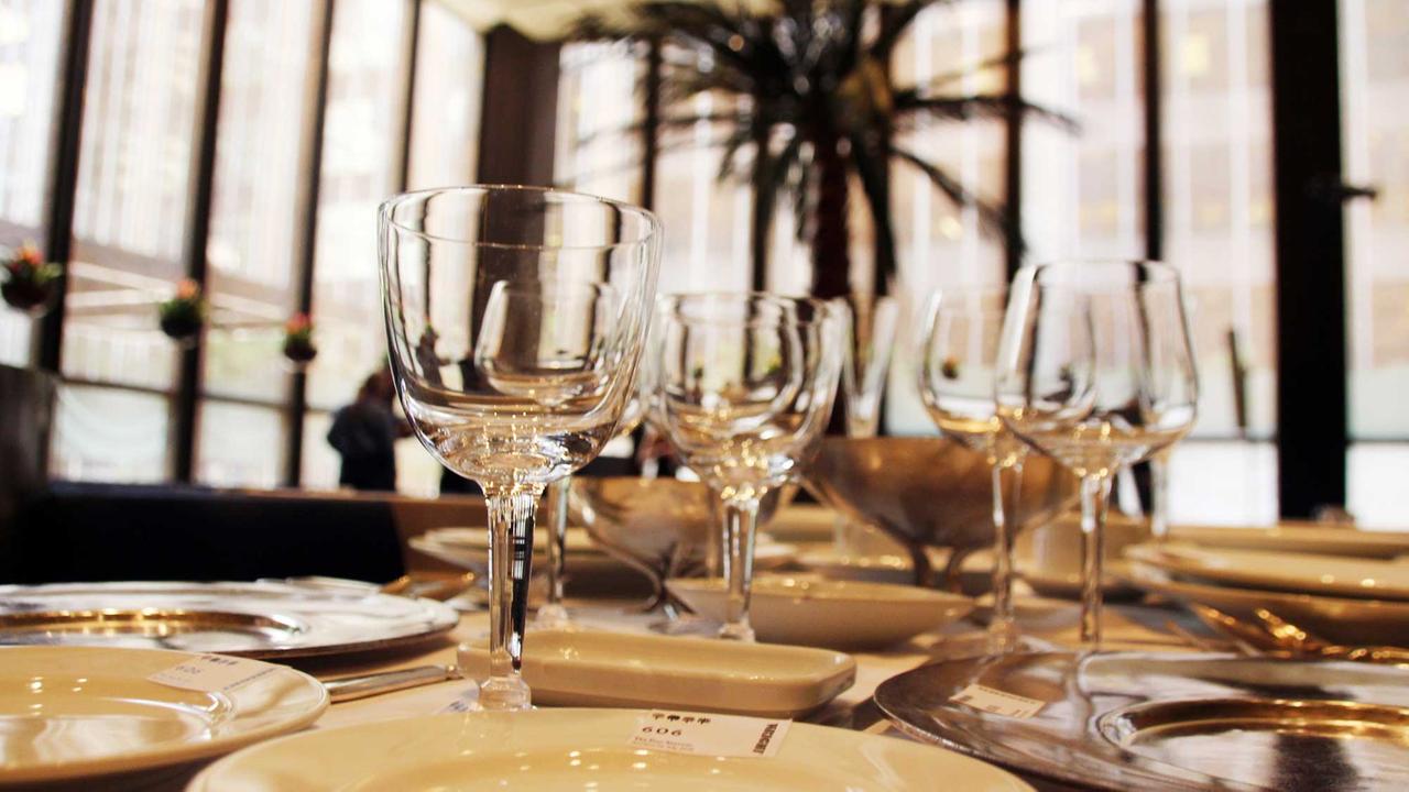 Gläser und Teller stehen am 20.07.2016 auf einem Tisch des "Grill Rooms" im Restaurants "Four Seasons" in New York (USA).