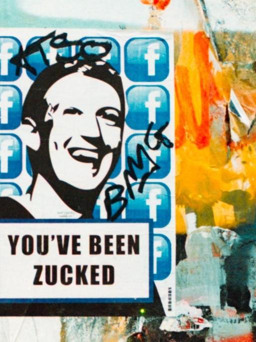 Ein Sticker mit dem Facebook Logo und dem Gesicht Mark Zuckerbergs, darunter „You've been zucked”.