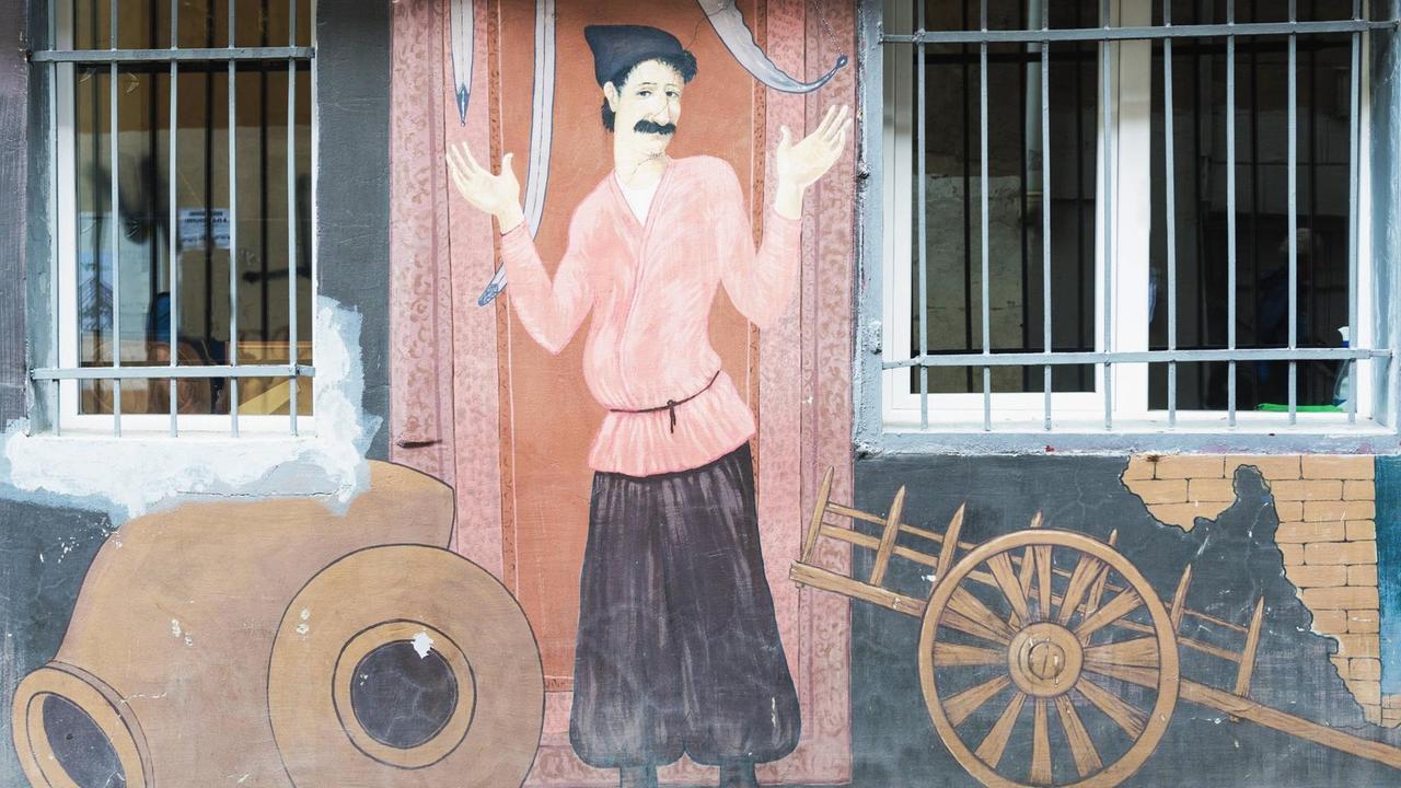 Ein Wandgemälde an einem alten Haus in der Altstadt von Tiflis.